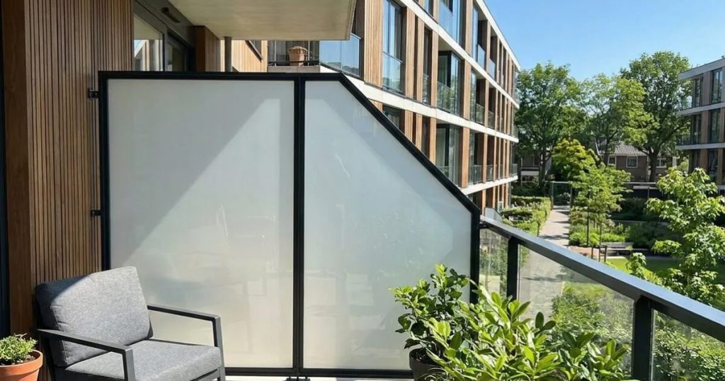 Balkonscherm van kunststof plaat op maat, geleverd door Plano Plastics