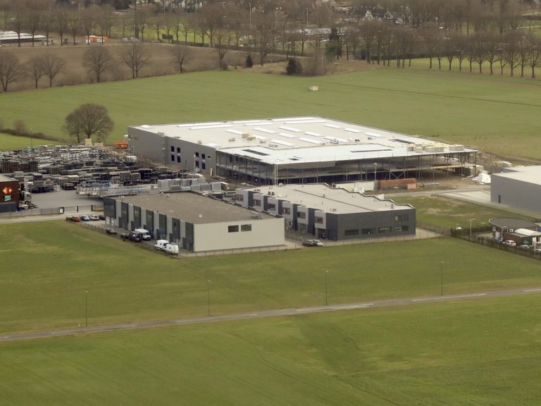 Luchtfoto van de nieuwbouw van Plano Plastics op bedrijventerrein Habraken in Veldhoven