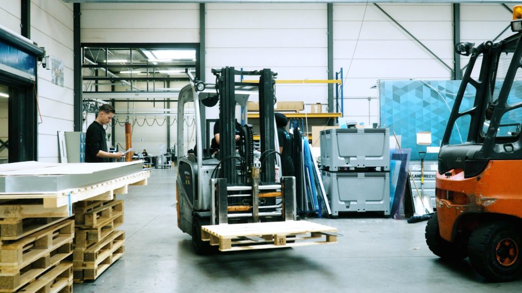 Heftruck in het geautomatiseerde platenmagazijn